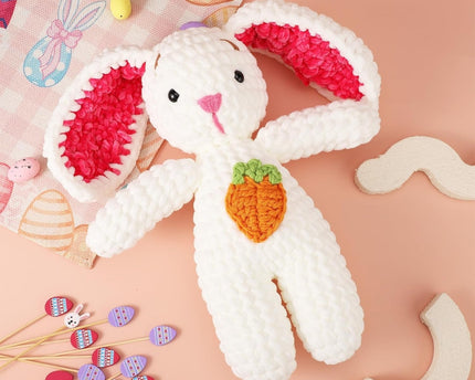 Poupée lapin au crochet fait main – Jouet tricoté 27 cm avec carotte – Décoration et cadeau de soutien émotionnel