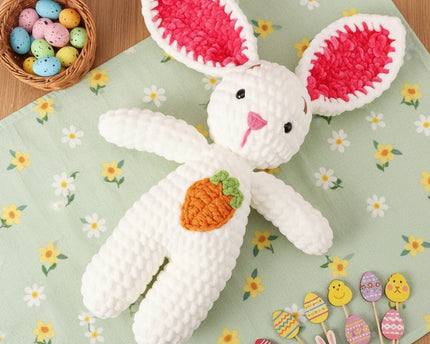 Poupée lapin au crochet fait main – Jouet tricoté 27 cm avec carotte – Décoration et cadeau de soutien émotionnel