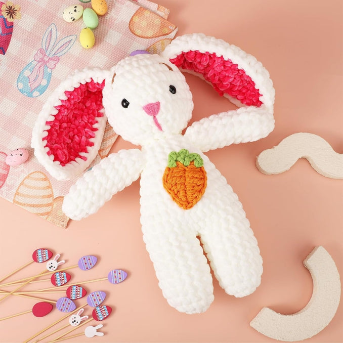 Poupée lapin au crochet fait main – Jouet tricoté 27 cm avec carotte – Décoration et cadeau de soutien émotionnel